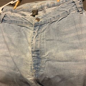Avenue size 30 light wash jean capris